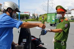 Video: Người dân qua chốt kiểm soát vào quận Ninh Kiều 