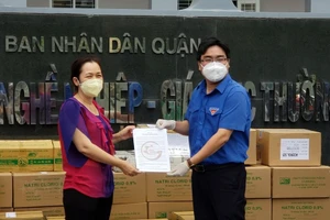 Video: Trao hơn 1.300 phần quà cho khu cách ly, điều trị F0 tại quận 7