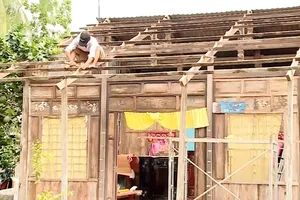 Video: Lốc xoáy làm tốc mái 7 căn nhà ở Vĩnh Long