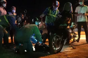 Video: 'Đội quân' sửa xe miễn phí cho người dân về quê tránh dịch