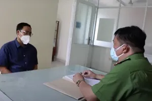 Video: Khởi tố ông Hồ Hữu Nhân, người xưng 'ban chỉ đạo quận 7'