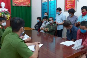 Video: Xử lý nhóm người tụ tập ăn nhậu bất chấp lệnh giãn cách xã hội