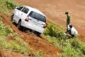 Video: Mâu thuẫn trong làm ăn, lái ô tô tông nhau