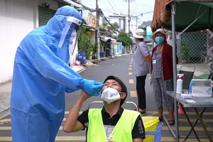 Video: Người dân Hóc Môn tự test nhanh COVID-19 tại chốt kiểm soát