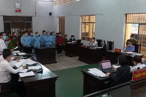 Video: 8 người vào trụ sở UBND xã phá két sắt lãnh tổng cộng hơn 70 năm tù