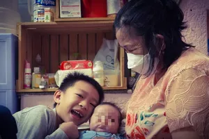 Video: Bé sơ sinh bị bỏ rơi trong căn nhà hoang ở TP.HCM giờ ra sao?