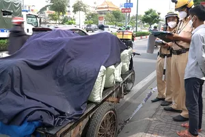 Video: Bị CSGT phạt, tài xế bỏ luôn xe 3 bánh