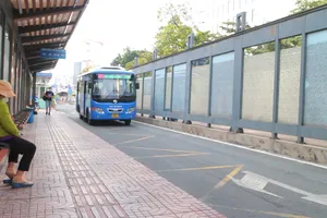 Video: Xe buýt hoạt động trở lại, chặng xe 20km chỉ có 6 lượt khách
