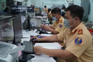 Video: CSGT túc trực ngày đêm cấp đổi biển số vàng cho người dân