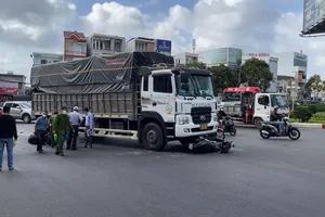 Video: Va chạm với xe tải, 3 mẹ con thương vong 