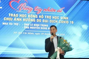 Doanh nhân Jonathan Hạnh Nguyễn tặng 1 tỷ đồng cho học sinh mồ côi do COVID-19