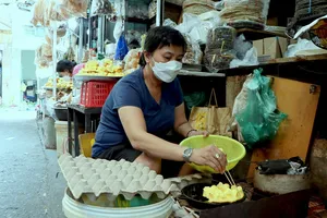 Video: Tiểu thương chợ Bà Hoa ngóng khách đến mua hàng Tết