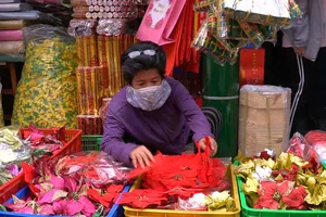 Video: Phố bán đồ trang trí lớn nhất Sài Gòn rộn ràng những ngày cận Tết