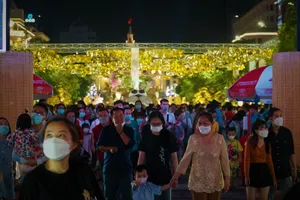 Video: Người dân chen chân du xuân đường hoa Nguyễn Huệ ngày khai mạc