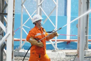 Video: EVNHCMC vệ sinh thiết bị trên lưới cao thế bằng biện pháp rửa sứ online 