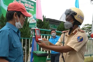 Video: CSGT TP.HCM tăng cường kiểm tra nồng độ cồn, chất kích thích với tài xế xe buýt