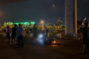 Video: Phát hiện người đàn ông tử vong bên xe máy, nghi bị tai nạn giao thông 