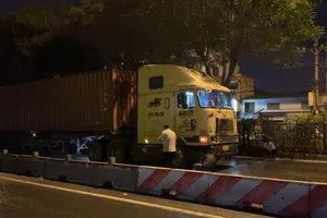 Video: Đi ngược chiều trong làn ô tô, nam thanh niên bị xe container tông tử vong