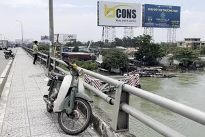 Video: Nữ công nhân để lại xe máy rồi nhảy xuống sông Đồng Nai