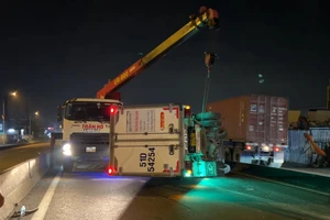 Video: Xe tải tông dải phân cách, lật ngang giữa đường