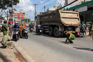 Video: Hai mẹ con đi chợ về gặp tai nạn với xe ben, con gái nguy kịch