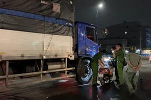 Video: 2 mẹ con thương vong sau va chạm với xe tải