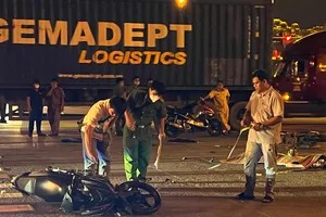 Video: 2 xe máy va chạm, 3 người thương vong trên xa lộ Hà Nội