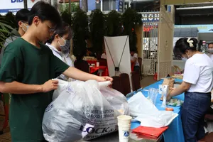 Video: Hơn 2 tấn áo quần và hàng ngàn viên pin được đổi lấy quà