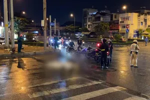 Video: Đạp xe băng qua đường, 1 phụ nữ bị xe ben cán tử vong