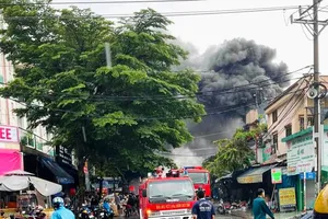Bình Dương: Cửa hàng bán nón bảo hiểm bốc cháy dữ dội
