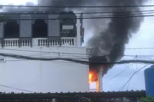 Video: Nhà cao tầng bốc cháy dữ dội, người dân kịp thời giải cứu một cụ già 
