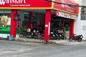 Video: Dùng súng uy hiếp nhân viên, cướp tiền ở cửa hàng tiện lợi