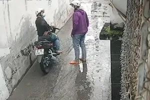 Video: Hai thanh niên bẻ khoá nhà dân, lấy trộm tài sản giữa ban ngày