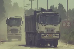 Video điều tra: Xe ben cơi thùng, chở quá tải vô tư chạy trên đường - Bài 1