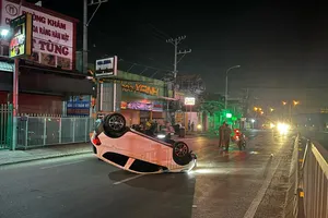 Video: Ô tô tông vào dải phân cách, văng xa hàng chục mét rồi lật ngửa giữa đường