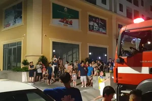 Video: Cháy ở tầng 14 chung cư, nhiều người tháo chạy trong đêm