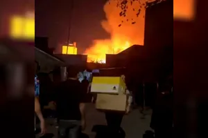 Video: Xưởng gỗ bốc cháy dữ dội, người dân tháo chạy trong đêm