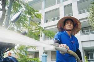 Video: Trường Đại học phun nước làm mát xe máy cho sinh viên