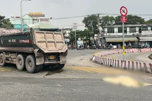 Video: Xe ben ôm cua, cán chết người phụ nữ đi xe máy