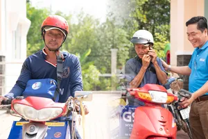 Video: Cùng ngư dân Cần Giờ thắp sáng đèn trên biển