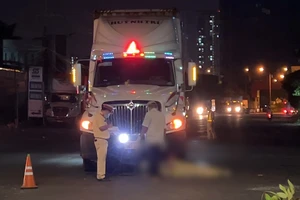 Video: Container va chạm xe máy, người đàn ông tử vong tại chỗ