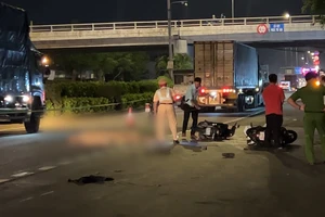 Video: 2 xe máy va chạm, người đàn ông ngã xuống đường bị container cán tử vong