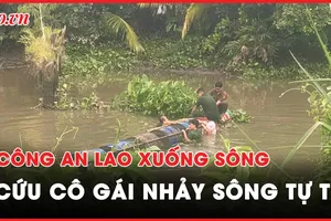 Video: Đang cấp tài khoản định danh, tổ công tác lao xuống nước cứu một cô gái tự tử