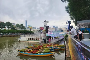 Video: Thưởng lãm không gian trên bến dưới thuyền tại kênh Nhiêu Lộc - Thị Nghè