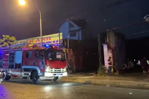 Video: Căn nhà bốc cháy ngùn ngụt trong đêm
