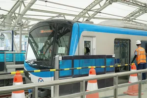 Video: Lần đầu chạy thử toàn tuyến Metro số 1: Người dân hân hoan, xúc động