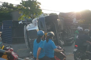 Video: Xe container lật nhào trên đường, giao thông ùn tắc kéo dài