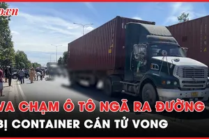 Video: Va chạm ô tô rồi ngã xuống đường, người đi xe máy bị container cán tử vong