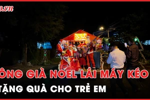 Video: Ông già Noel lái xe máy kéo, phát quà cho trẻ em ở Đắk Lắk