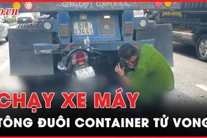 Video: Chạy xe máy tông vào đuôi container, người đàn ông tử vong 